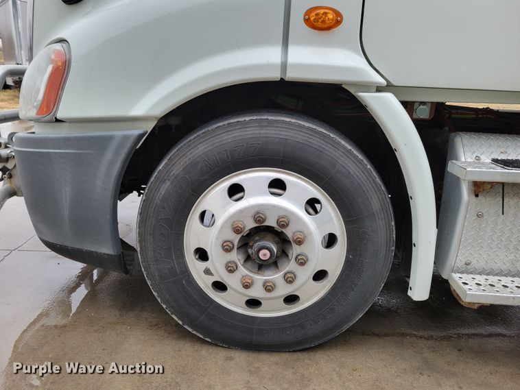 image for item DM8144 2015 Freightliner Cascadia  semi truck