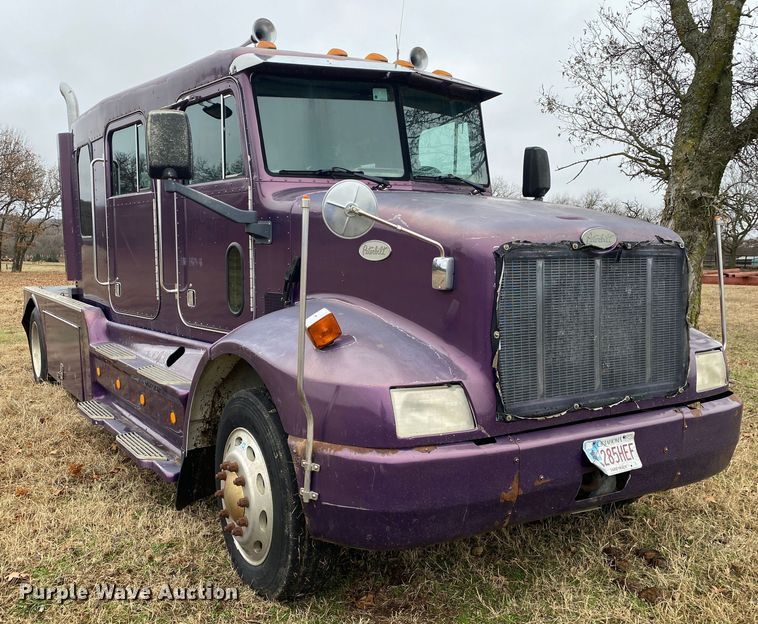 image for item DN8108 1999 Peterbilt 330 flatbed truck