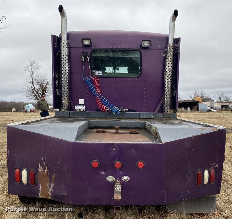 image for item DN8108 1999 Peterbilt 330 flatbed truck