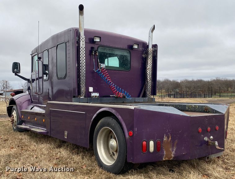 image for item DN8108 1999 Peterbilt 330 flatbed truck