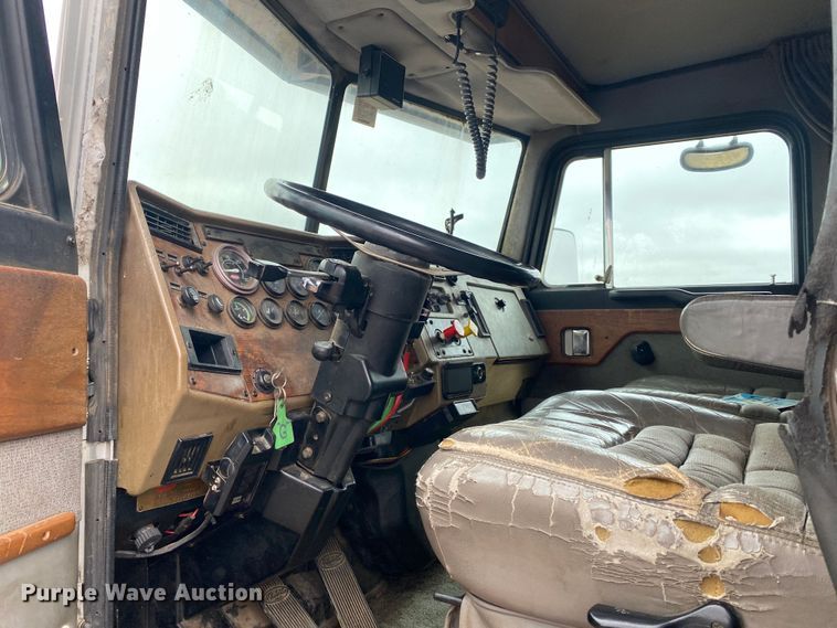 image for item DN8108 1999 Peterbilt 330 flatbed truck