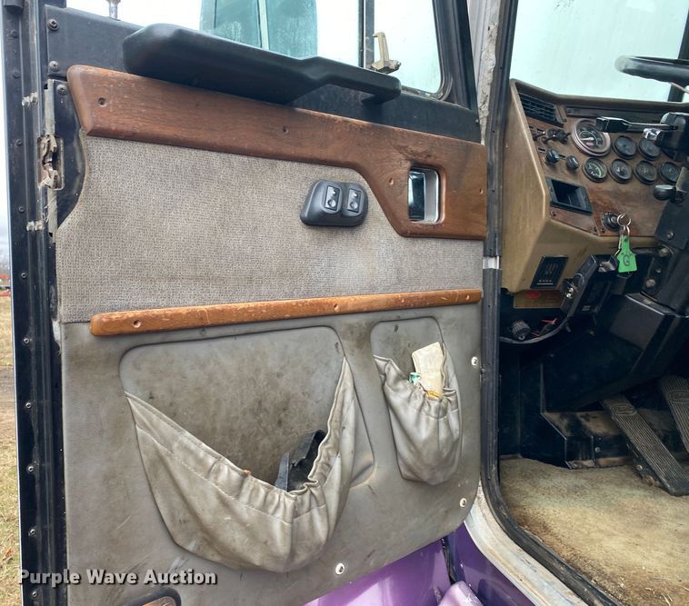 image for item DN8108 1999 Peterbilt 330 flatbed truck