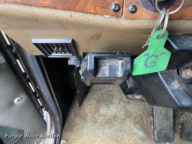 image for item DN8108 1999 Peterbilt 330 flatbed truck