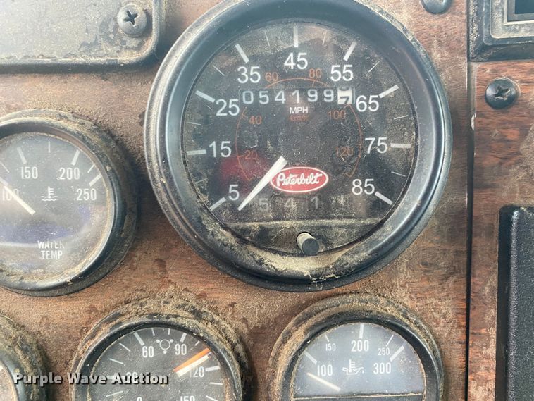 image for item DN8108 1999 Peterbilt 330 flatbed truck