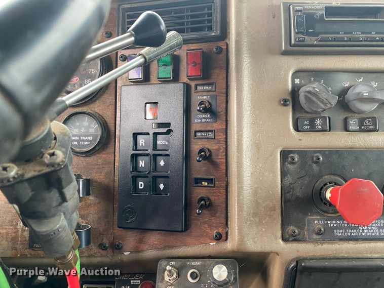 image for item DN8108 1999 Peterbilt 330 flatbed truck