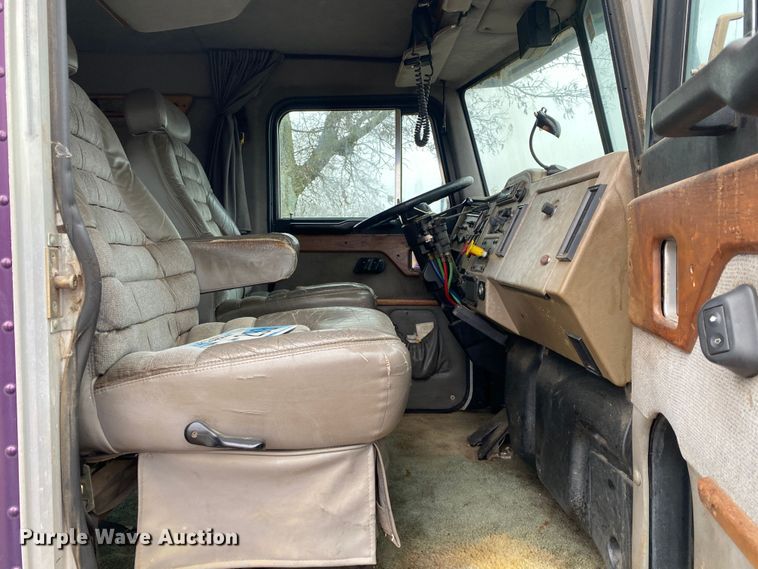 image for item DN8108 1999 Peterbilt 330 flatbed truck