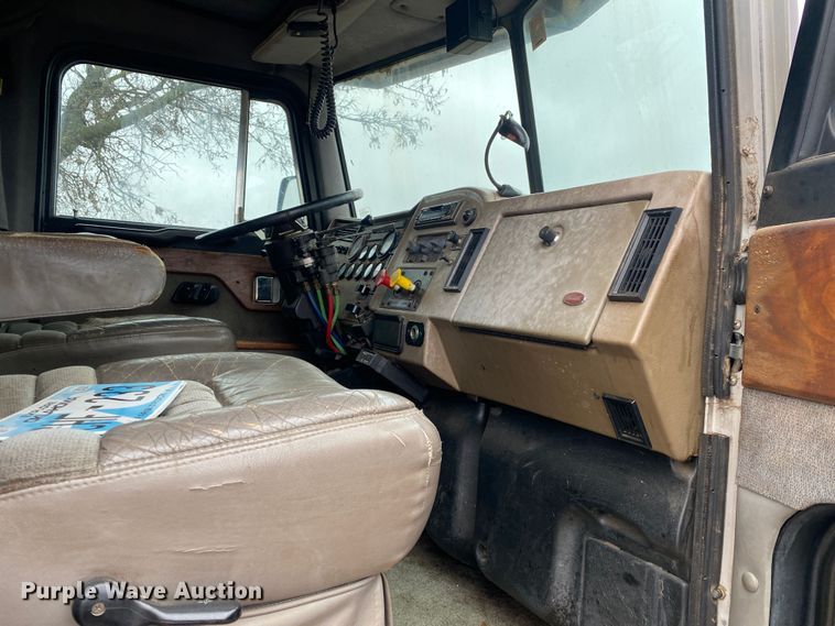 image for item DN8108 1999 Peterbilt 330 flatbed truck