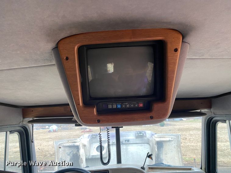 image for item DN8108 1999 Peterbilt 330 flatbed truck