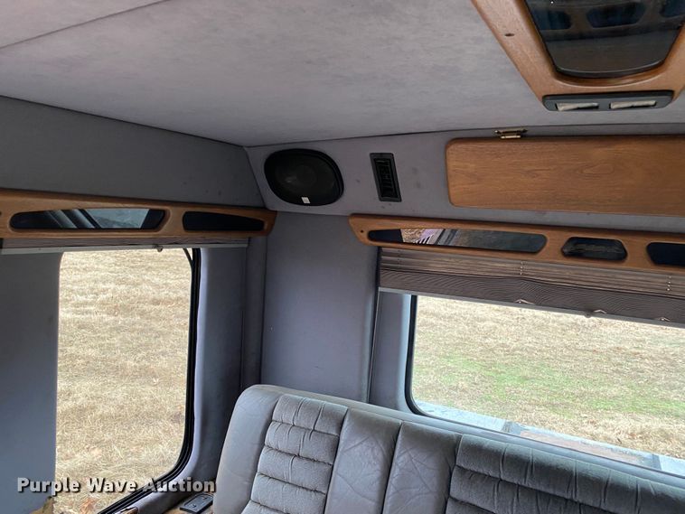 image for item DN8108 1999 Peterbilt 330 flatbed truck