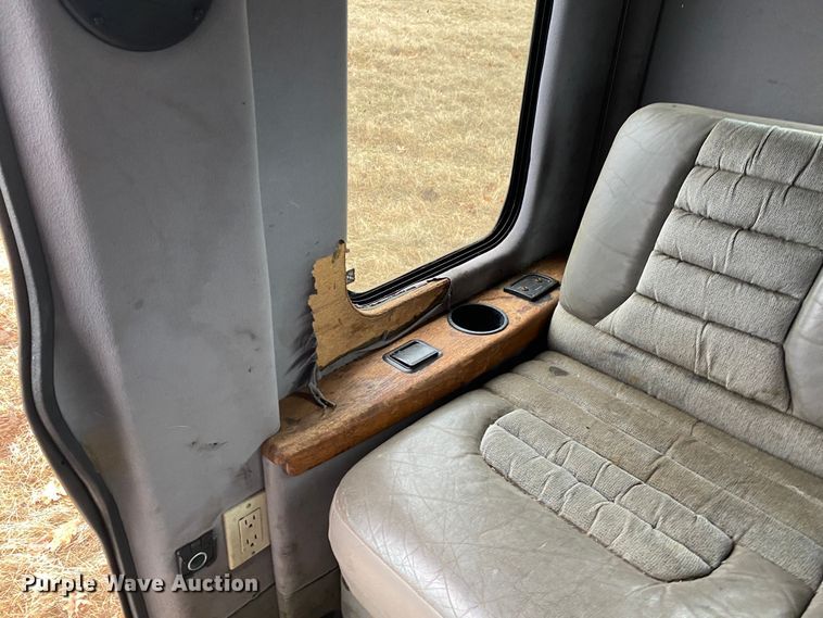 image for item DN8108 1999 Peterbilt 330 flatbed truck