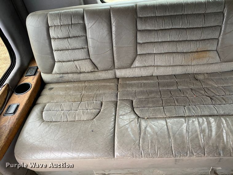 image for item DN8108 1999 Peterbilt 330 flatbed truck