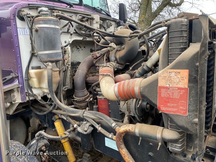 image for item DN8108 1999 Peterbilt 330 flatbed truck