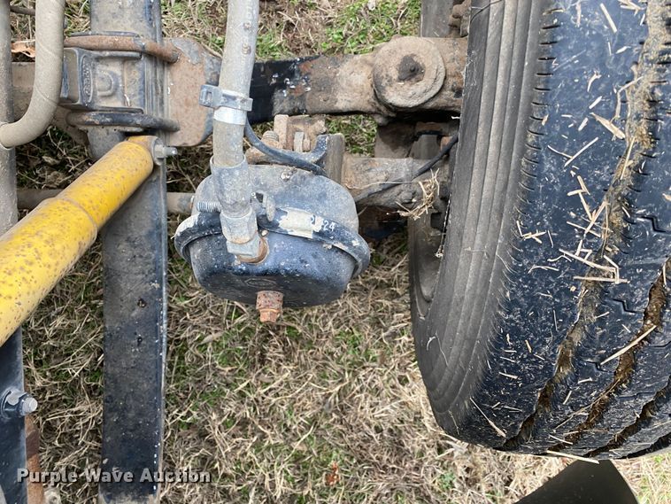 image for item DN8108 1999 Peterbilt 330 flatbed truck