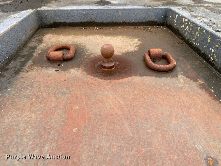 image for item DN8108 1999 Peterbilt 330 flatbed truck