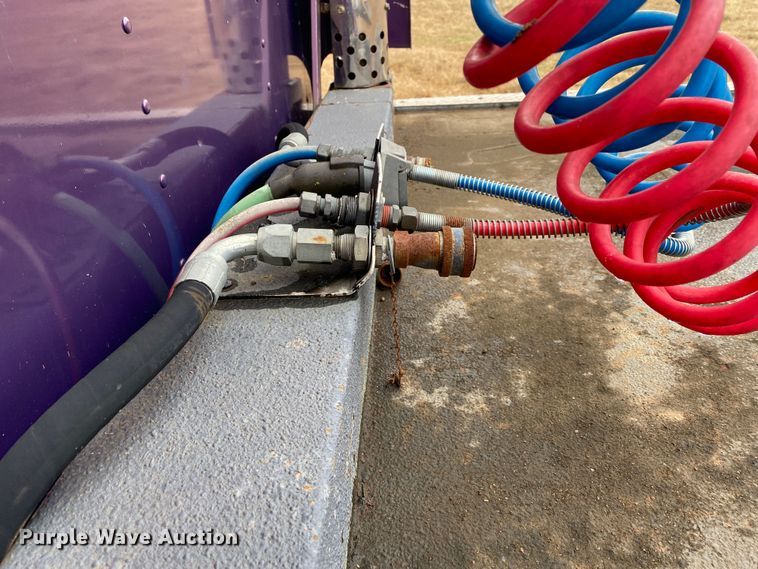 image for item DN8108 1999 Peterbilt 330 flatbed truck