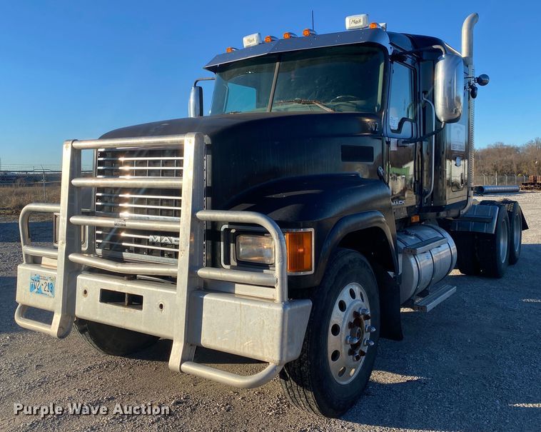 image for item DN8129 2009 Mack CHU613  semi truck