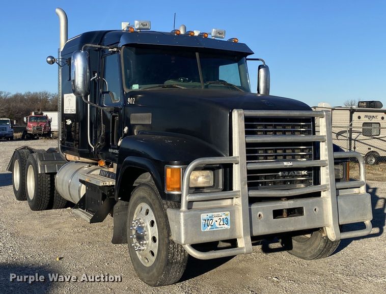 image for item DN8129 2009 Mack CHU613  semi truck