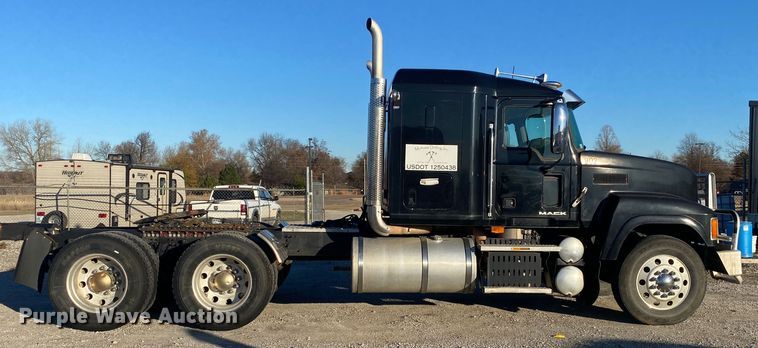 image for item DN8129 2009 Mack CHU613  semi truck