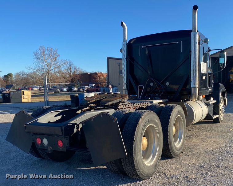 image for item DN8129 2009 Mack CHU613  semi truck