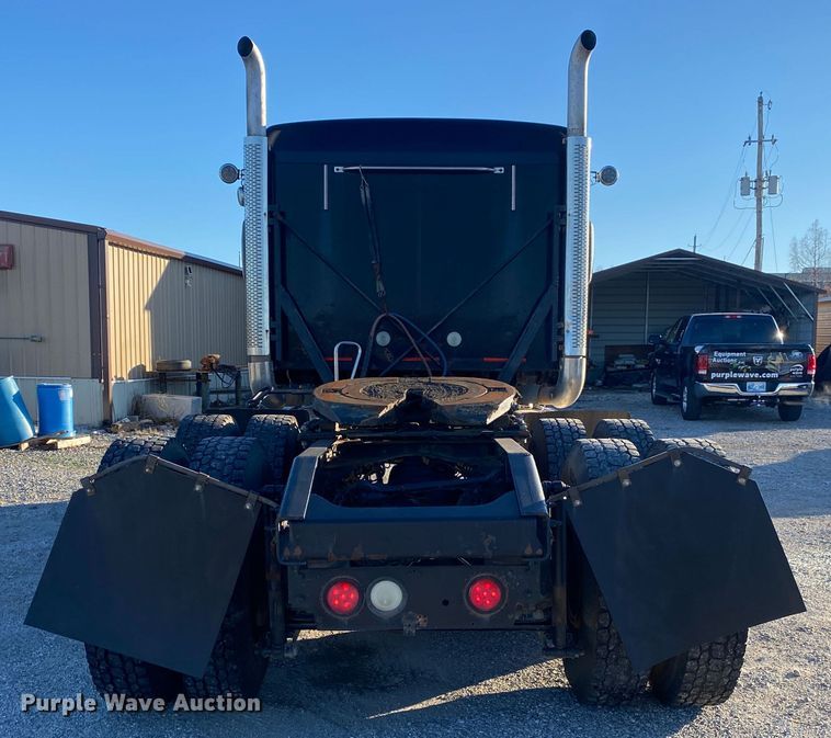 image for item DN8129 2009 Mack CHU613  semi truck