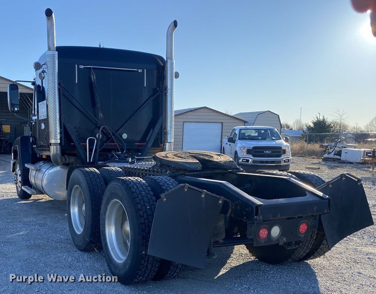 image for item DN8129 2009 Mack CHU613  semi truck