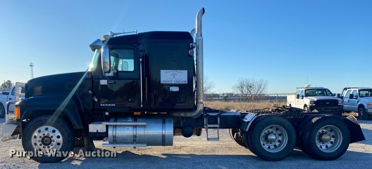 image for item DN8129 2009 Mack CHU613  semi truck