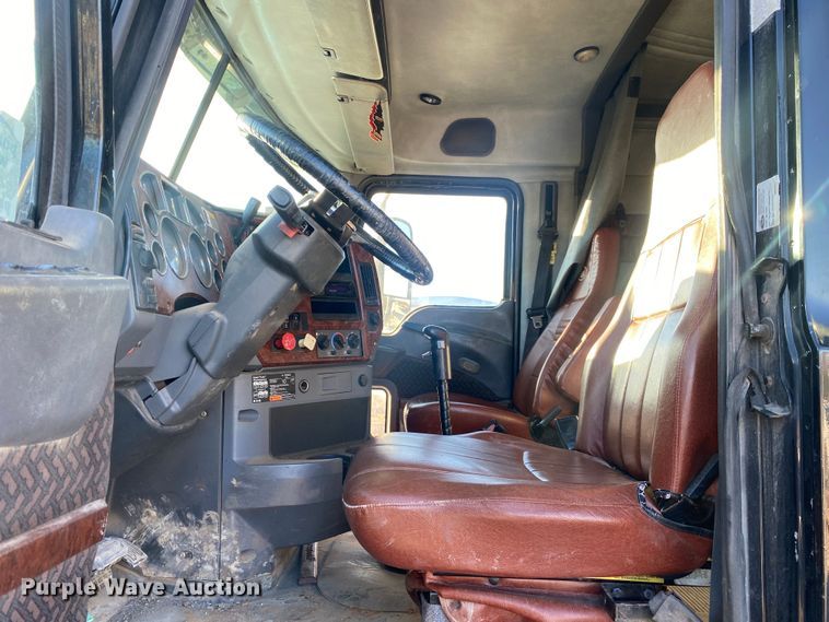 image for item DN8129 2009 Mack CHU613  semi truck