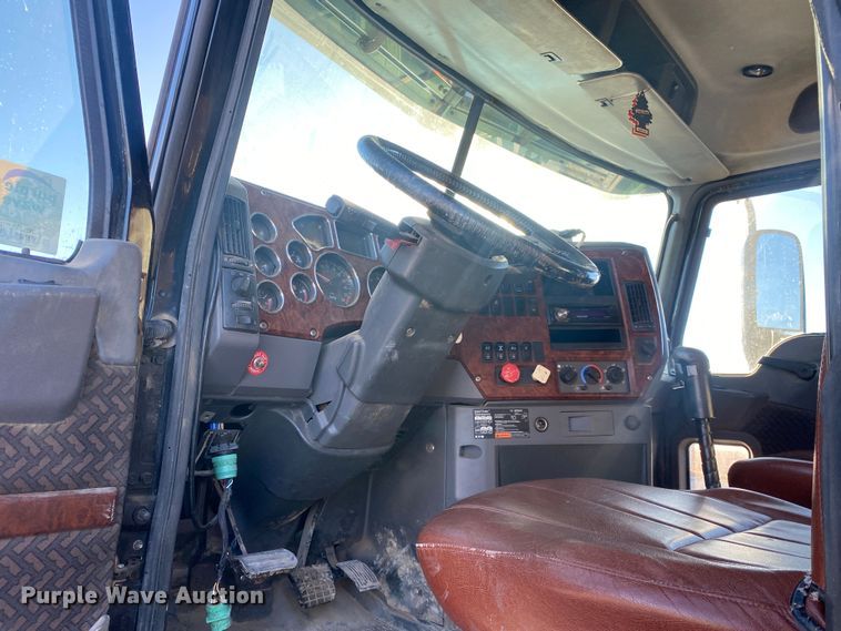 image for item DN8129 2009 Mack CHU613  semi truck