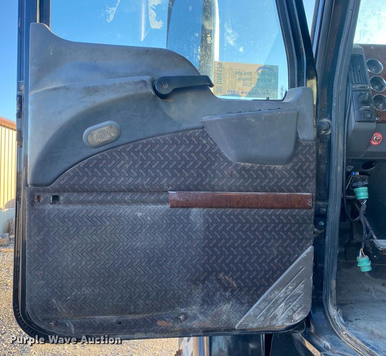 image for item DN8129 2009 Mack CHU613  semi truck