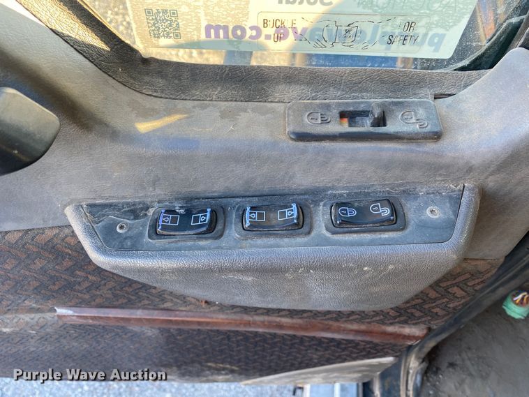 image for item DN8129 2009 Mack CHU613  semi truck