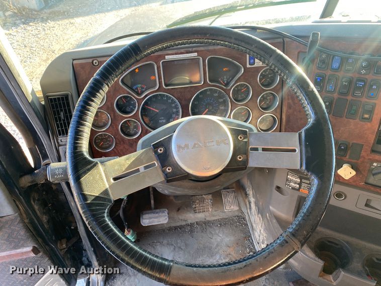 image for item DN8129 2009 Mack CHU613  semi truck