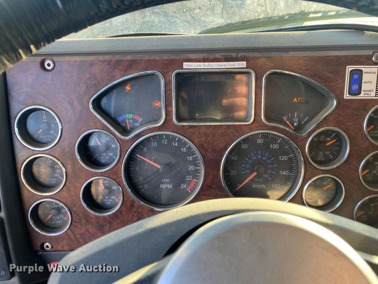 image for item DN8129 2009 Mack CHU613  semi truck