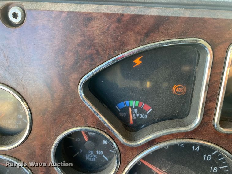 image for item DN8129 2009 Mack CHU613  semi truck