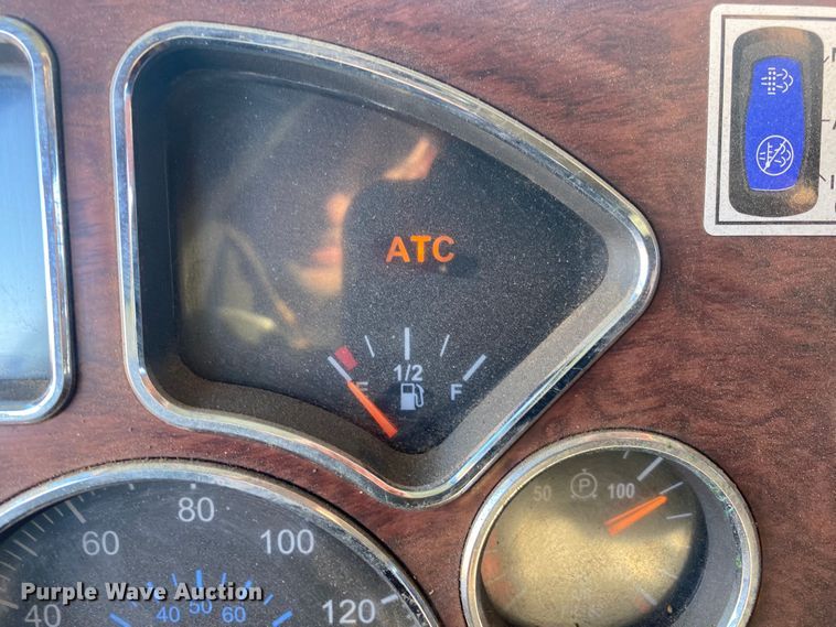 image for item DN8129 2009 Mack CHU613  semi truck