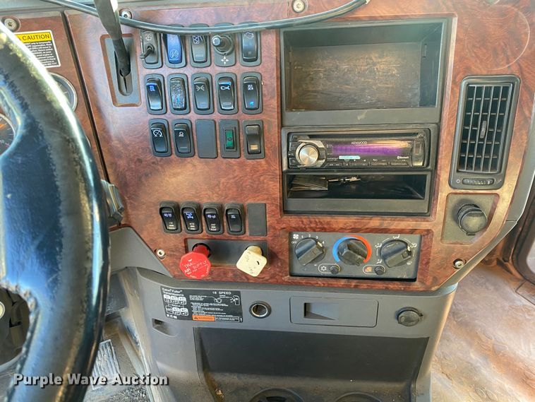 image for item DN8129 2009 Mack CHU613  semi truck