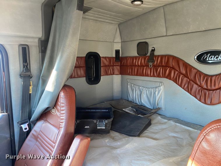 image for item DN8129 2009 Mack CHU613  semi truck