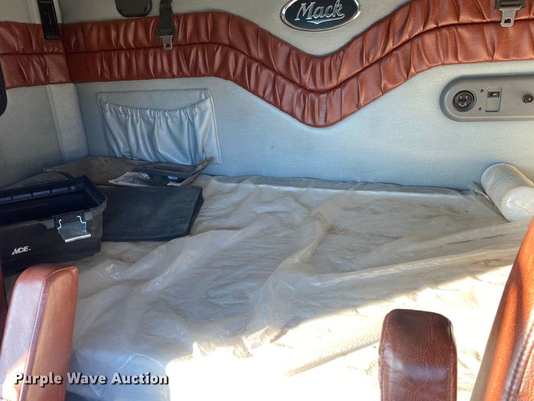 image for item DN8129 2009 Mack CHU613  semi truck