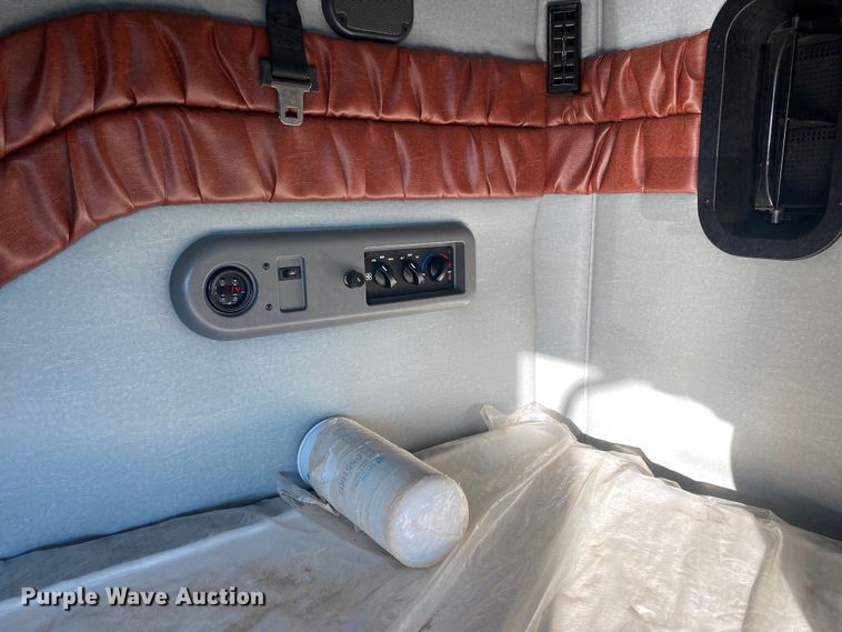 image for item DN8129 2009 Mack CHU613  semi truck