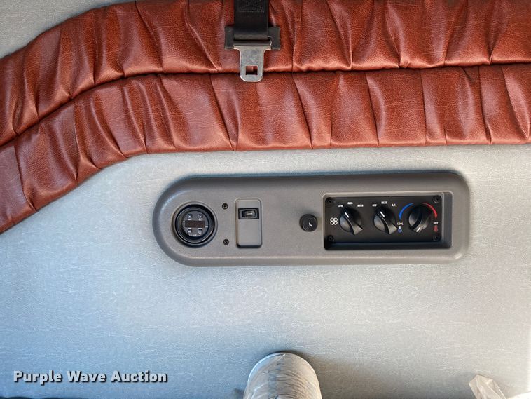 image for item DN8129 2009 Mack CHU613  semi truck