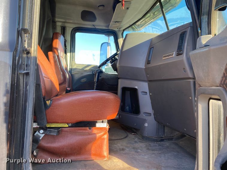 image for item DN8129 2009 Mack CHU613  semi truck