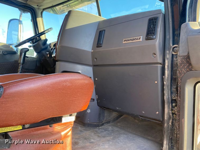 image for item DN8129 2009 Mack CHU613  semi truck