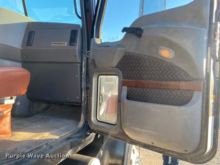 image for item DN8129 2009 Mack CHU613  semi truck