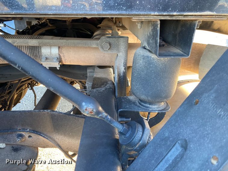 image for item DN8129 2009 Mack CHU613  semi truck