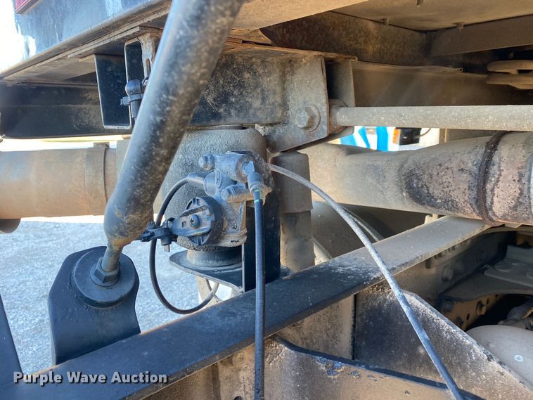 image for item DN8129 2009 Mack CHU613  semi truck