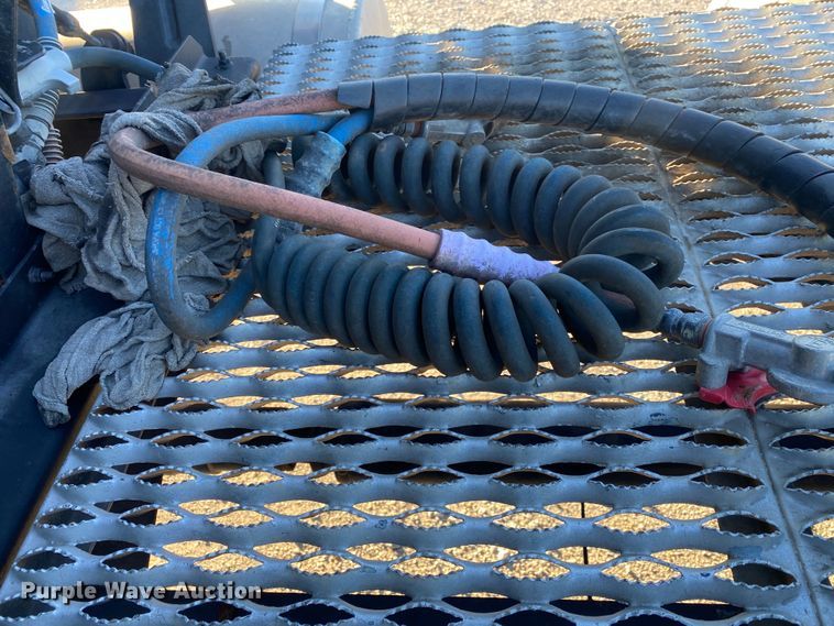 image for item DN8129 2009 Mack CHU613  semi truck