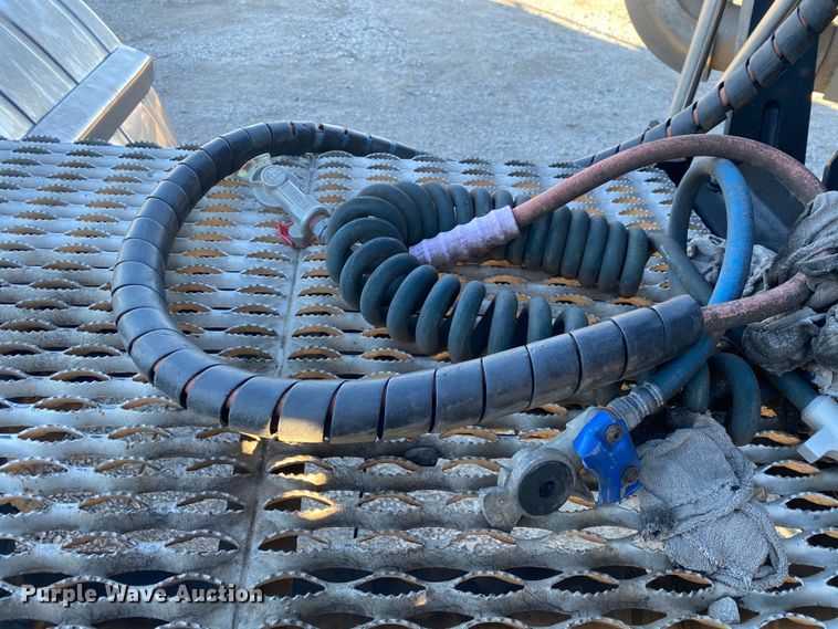 image for item DN8129 2009 Mack CHU613  semi truck