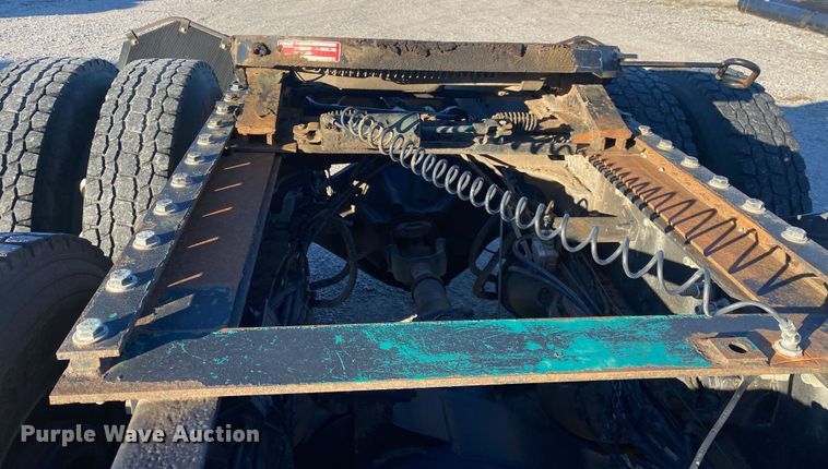 image for item DN8129 2009 Mack CHU613  semi truck