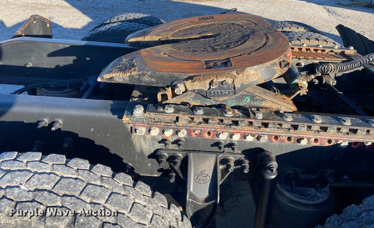 image for item DN8129 2009 Mack CHU613  semi truck