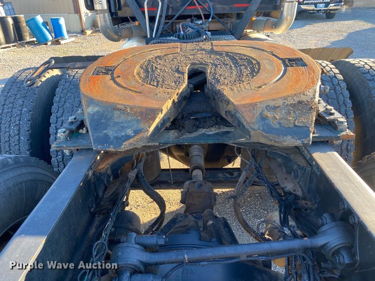 image for item DN8129 2009 Mack CHU613  semi truck