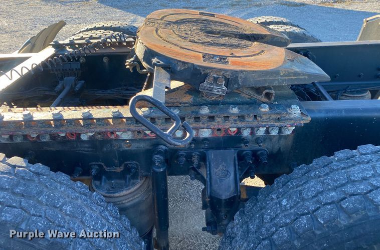 image for item DN8129 2009 Mack CHU613  semi truck